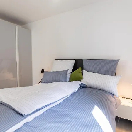Champagne Apartment *
